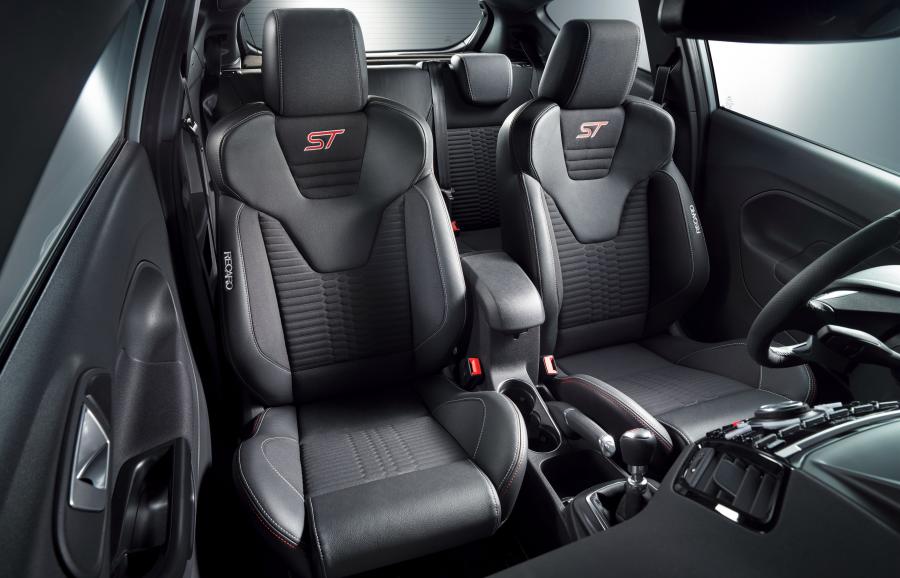 Интерьер Ford Fiesta ST200 2016 года  (фото 8 из 36)